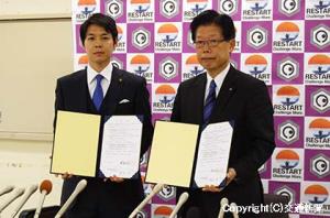 覚書を締結した島田社長（右）と鈴木市長　＝夕張市役所＝