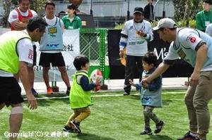 ストリートラグビーを体験する子ども達（ジェイアール東日本企画提供）