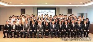 首都圏えきまち創造センターの社員ら（ＪＲ東京支社提供）