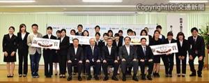 発表会を終えて記念撮影する半井社長（前列中央）と学生ら