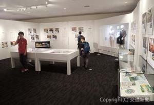 ＪＲ各社の観光列車の写真パネル、グッズを展示している「旅を作る列車たち」ゾーン