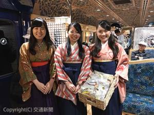 ハイカラさんイメージの衣装を着用した客室乗務員（写真は昨年）＝ＪＲ九州提供＝