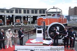 除幕する有田支社長（右から２人目）、福島部長（同３人目）、谷口市長（同４人目）ら（ＪＲ西日本岡山支社提供）