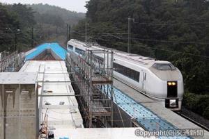 新駅ホーム部分を通過する常磐線下り列車