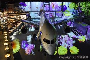 音と映像を使用した「FLY with 787 Dreamliner」。４階から迫力あるショーを楽しめる