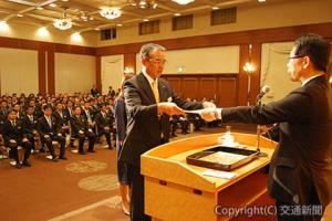 島田社長（右）から表彰状を授与される岩本部長