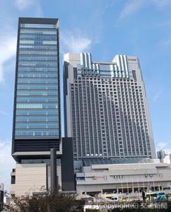 なんばターミナル再生計画の集大成、なんばスカイオ（左）。右はスイスホテル南海大阪
