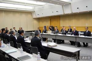 ＪＲ北海道幹部らと意見交換する再生推進会議委員（右側前列）