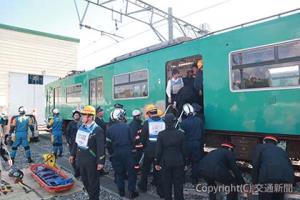 約１８０人が参加した列車事故対応総合訓練（ＪＲ西日本近畿統括本部提供）