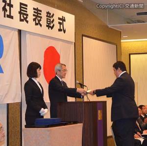 来島社長（中央）から表彰状を授与される受賞箇所代表