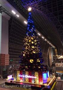 駅ビル４階・室町小路広場に設置された高さ22㍍のクリスマスツリー（京都駅ビル開発提供）