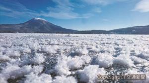 きらりと輝く絶景に選ばれた阿寒湖のフロストフラワー（ＪＲ北海道提供）