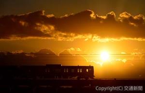 新たな時代の幕開けへ、鉄道を中心とした公共交通機関の役割はますます重要になってくる（写真撮影・高木英二）