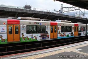 ラッピング列車の外観（側面）＝近鉄提供＝