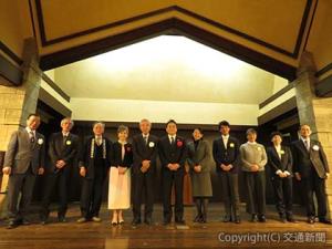 東京都豊島区の歴史的建造物「自由学園明日館」で開かれた報告会。安富正文会長（左から５人目）をはじめ、大庭理事長（左端）、永久会員の竹下さんら（左から４人目）が登壇した