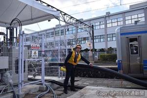 大仁駅構内に設置された超電導き電ケーブルを示す富田部長