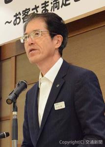 あいさつする太田社長