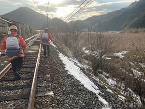 山陰線玄武洞―城崎温泉間での液剤散布の様子（ＪＲ西日本提供） 