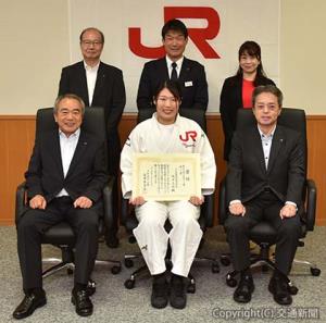 個人賞を受賞した梅津氏（前列中央）