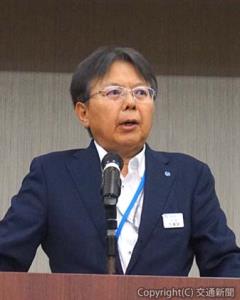 あいさつする久保田社長
