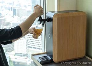 ラグジュアリーモデルのウッディサーバーに、氷点下に冷えた生ビール「アサヒスーパードライ　エクストラコールド」２㍑を用意（ＨＭ丸の内提供）