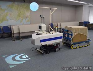 デモ走行する自動搬送ロボットの試作機