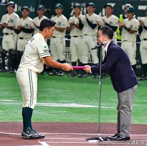 渡辺和哉捕手が日本野球連盟から10年連続出場に対する表彰を受けた