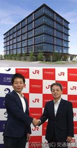 ㊤「（仮称）ＪＲ肥後大津ビル」の完成イメージ（JR九州提供）㊦共同会見した古宮社長（左）と金田町長