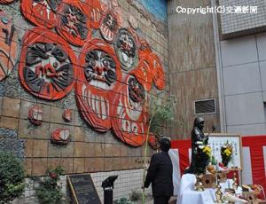 高崎駅西口で行われた陶板壁画「だるまの詩」の払拭会（ＪＲ東日本提供）
