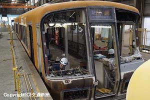 運転台配線作業の様子。ＪＲ西日本吹田総合車両所では２２１系の改造が進む