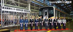 テープカットする市川部長（右から５人目）、今井支社長（同６人目）、佐藤社長（同７人目）