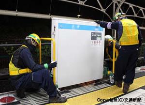 上野駅京浜東北線（１番線）ホームで、ホームドアを設置する作業員（23日未明）