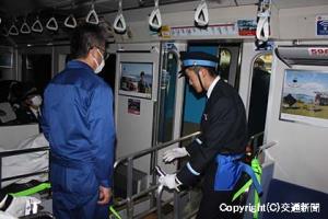 車両間ブリッジを使った乗客の移乗訓練の様子（東京モノレール提供）