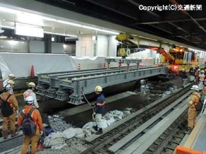 鉄道クレーンにつるされ、架設される工事桁（品川駅下り副本線・23番線）＝25日１時50分すぎ＝