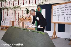 穿初の儀を行う冨田社長