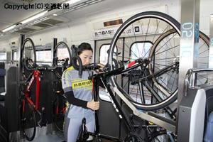 車内に自転車を固定するサイクルラック