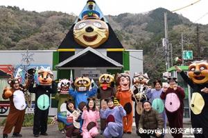 「汽車狸」に模様替えした阿波川口駅と「やましろ狸な会」メンバー