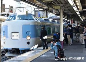 最後の雄姿を記念撮影する鉄道ファンら＝25日、甲府駅＝（ＪＲ八王子支社提供）