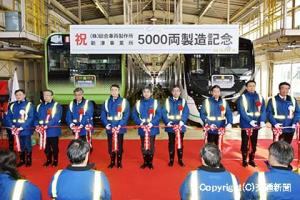 テープカットする宮下社長（右端）、市川部長（中央）ら