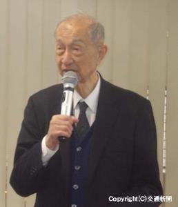 学生に語り掛ける須田相談役