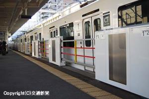 昨年11月から久大学研都市駅下りホームで実証試験を行っている軽量型ホームドア