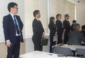 研究報告会で聴講者との意見交換に応じる研究員