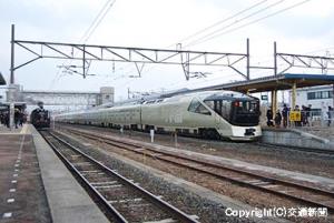 花巻駅に停車する「ＴＲＡＩＮ ＳＵＩＴＥ四季島」（右）とＳＬ銀河（左）