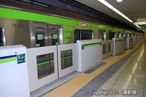 都営地下鉄新宿線本八幡駅のホームドア