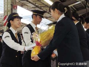 ＪＲ東海東京駅新幹線ホームでは生徒代表から乗務員に花束が贈呈された