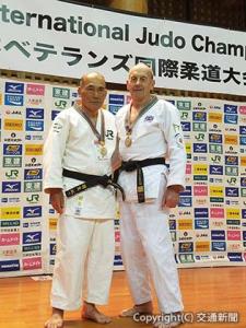 ５連覇を果たした羽生選手（左）＝羽生選手提供＝