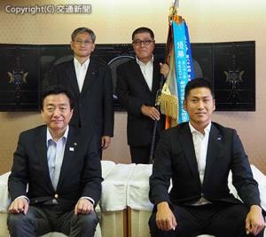 高松市の大西市長（前列左）を表敬訪問したＪＲ四国硬式野球部