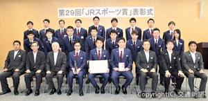 団体賞を受賞した「ペッカーズ」の柿崎前ヘッドコーチ（前列中央）、志水選手（前列左から４人目）、佐藤選手（同６人目）ら