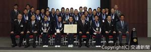 深澤社長（前列右から４人目）から感謝状を贈られたジンギースのスタッフ、選手ら