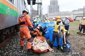 宇都宮運転所構内で行われた人身事故対応訓練（ＪＲ大宮支社提供）